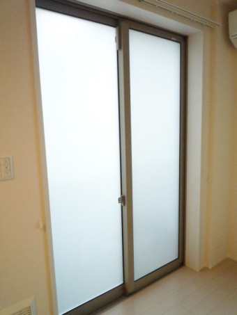 貼るだけ!ガラスフィルムで目隠し・防犯対策 貼るだけ!ガラスフィルムで目隠し・防犯対策